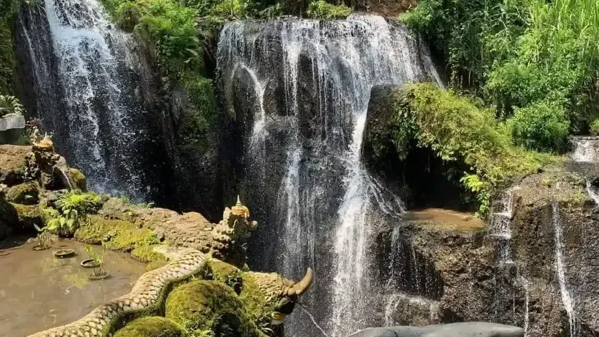 The carved waterfall at Taman Beji Griya